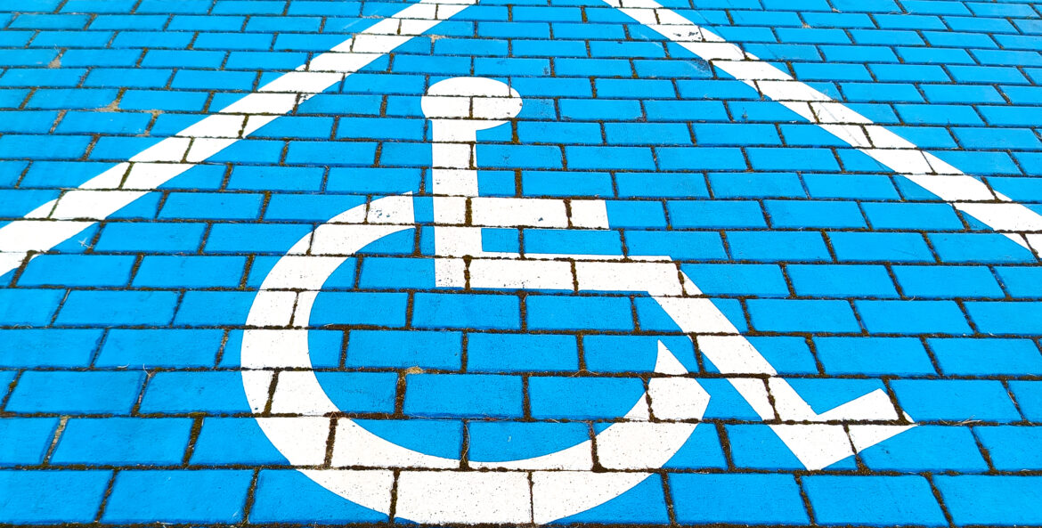 koperta parkingowa dla osób posiadających kartę parkingową dla osób z niepełnosprawnością.